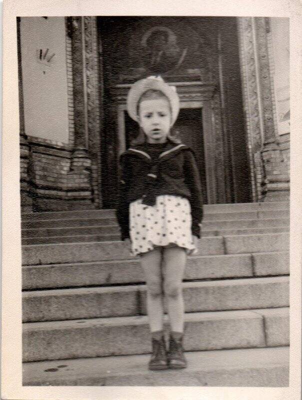 Фотография ч/б. Девочка на ступенях Морского собора в Кронштадте