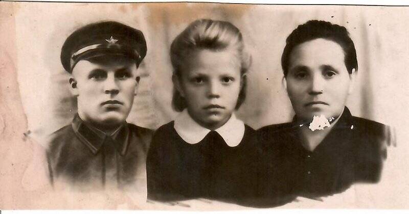 Фотография ч/б. Групповой снимок семьи Бабикова Николая Фёдоровича, участника советско-финляндской войны