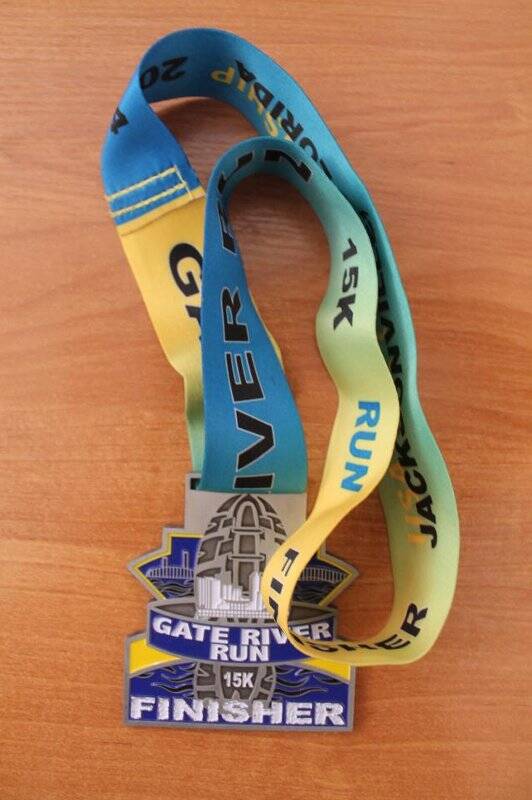 Медаль, Gate river run 15K finisher.