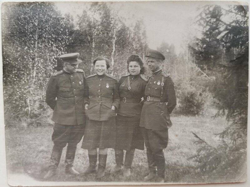 Фотография. Клюйко А.Н. (2-я слева) с однополчанами.