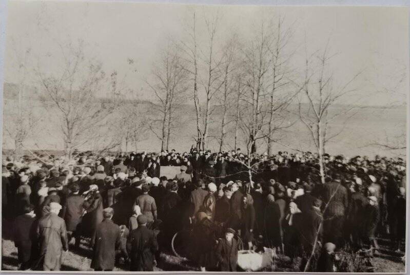 Фотография. Открытие памятной стелы 6 ноября 1967 г. в Комсомольском парке, г. Калязин.