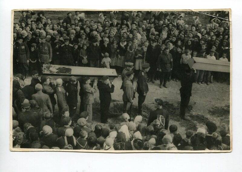 Фото групповое. Участники похорон первого секретаря Шаховского РК ВКП(б) Рыкова Ивана Ильича.