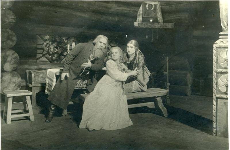 Фотография. Сцена из оперного спектакля П.И.Чайковского «Чародейка». Настасья, Фока и Поля.