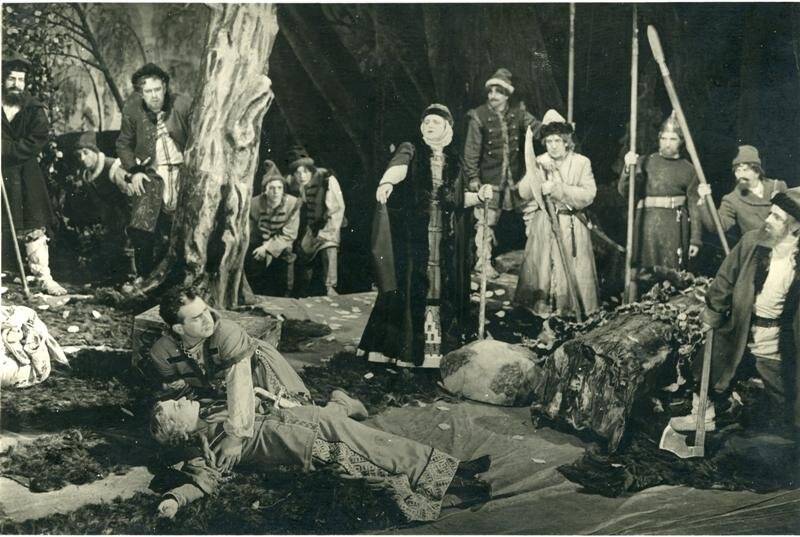Фотография. Сцена из оперного спектакля П.И.Чайковского «Чародейка». Смерть Настасьи.
