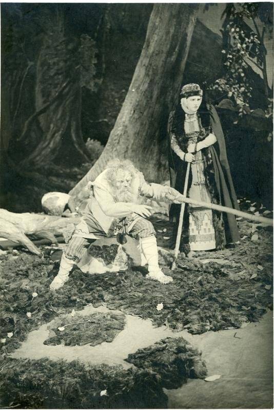 Фотография. Сцена из оперного спектакля П.И.Чайковского «Чародейка».  Княгиня и знахарь Кудьма.