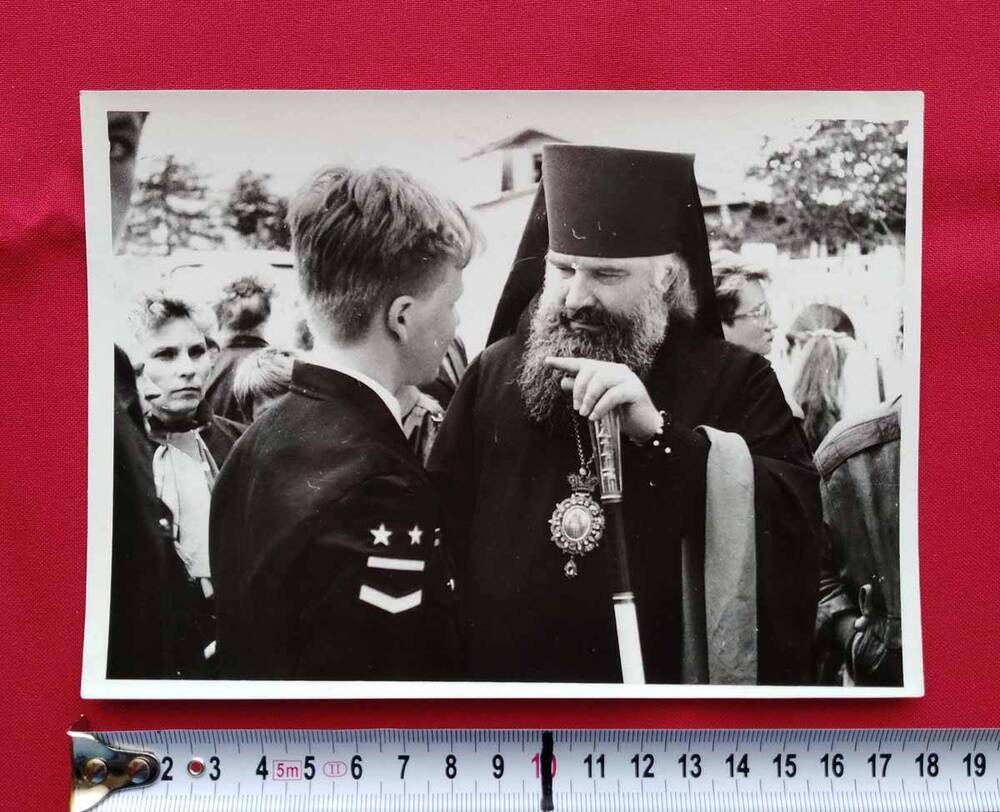 Фотография. Священник разговаривает с  курсантом военного училища, г. Магадан, 1980-е гг.