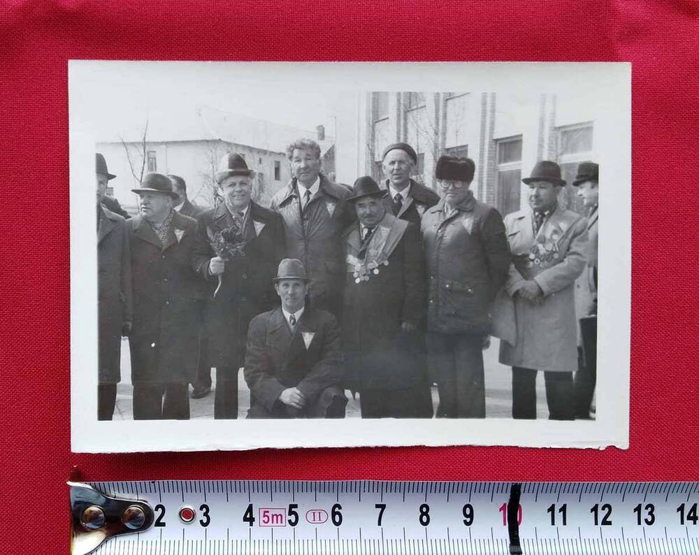 Фотография. Ветераны Великой Отечественной войны, площадь Комсомольская, г. Магадан, 1980-е гг.