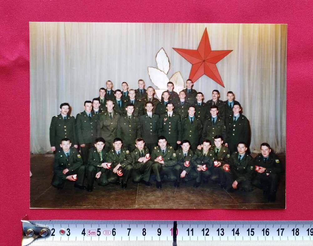 Фотография цветная. Участники боевых операций в Чечне после награждения в Муниципальном Центе культуры,  г. Магадан, 23.02.1996 г.