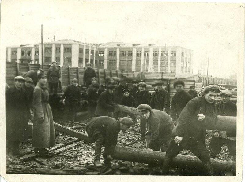 Фотография. Субботник Ногинских рабочих на заводе Электросталь