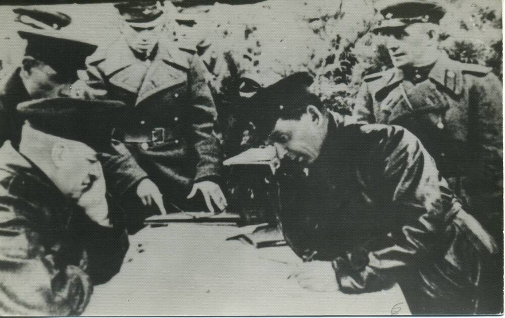 Фото. Маршал Г.К.Жуков на командном пункте командующего 65-й армией П.И.Батова.1945 год