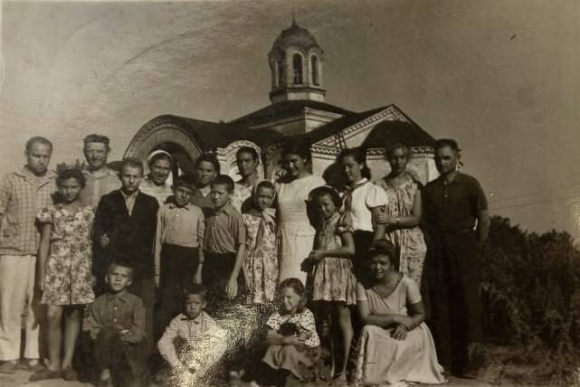 Фото
Пионерский лагерь в  монастыре: воспитатели и дети,  1960 год (г. Серафимович).