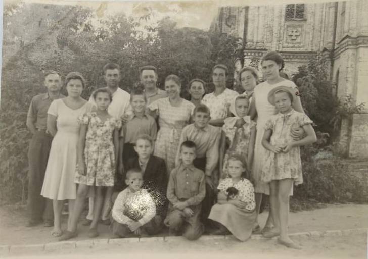 Фото
Пионерский лагерь в  монастыре: воспитатели и дети,  1960 год (г. Серафимович).