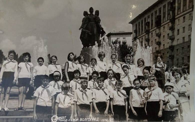 Учащиеся Серафимовичской  средней школы на экскурсии в  г. Волгограде, 1974 г.