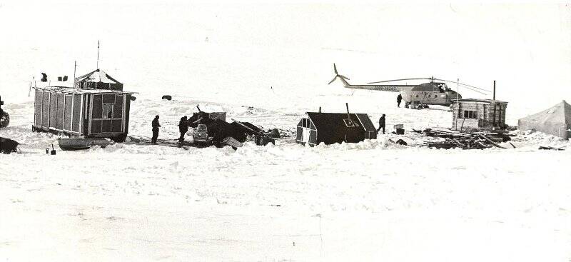 Фотография ч/б. База геофизического отряда  низовье реки Пектымель, 1977 год.