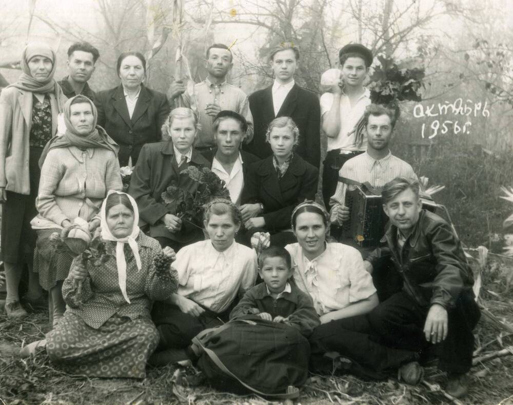 Фотография групповая. Хлевная (Бражникова) Нина Александровна (в первом ряду 2-я слева)