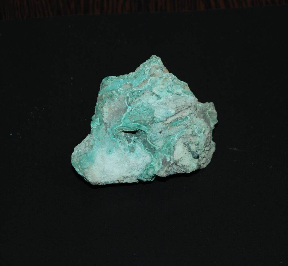 Малахит из коллекции горных пород и минералов.