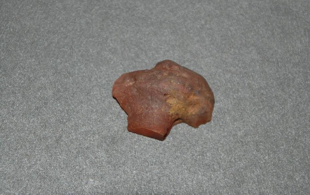 Сердолик  минерал  из коллекции  горных пород и минералов.
