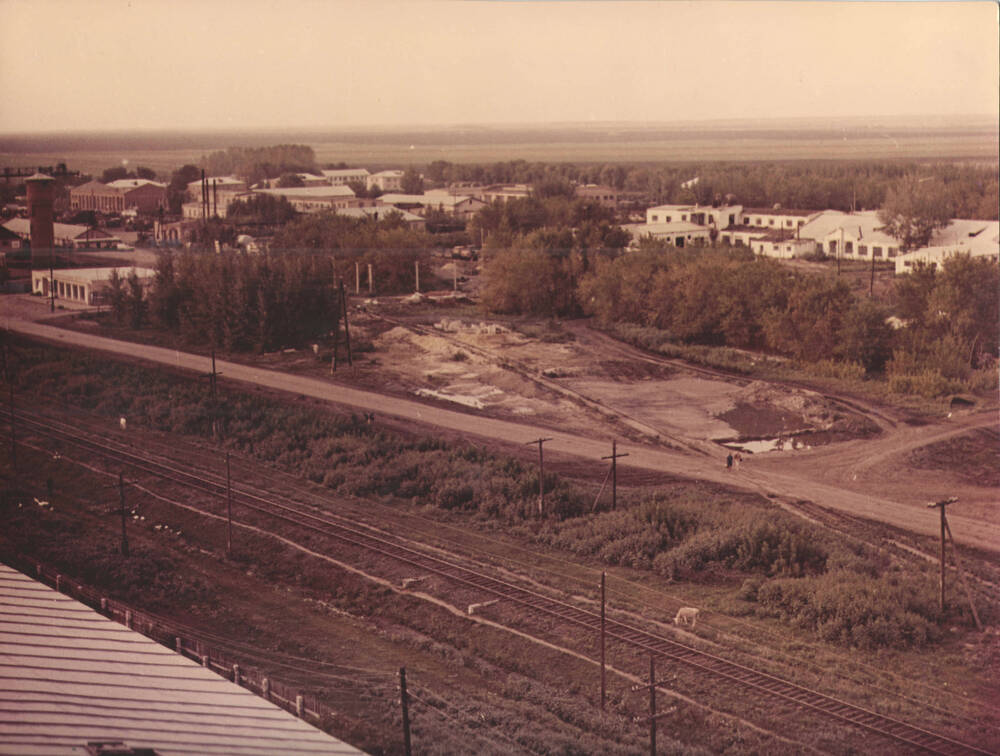 Фото. Вид с крыши Ржаксинского элеватора на район Сельхозтехники, 1974 г.