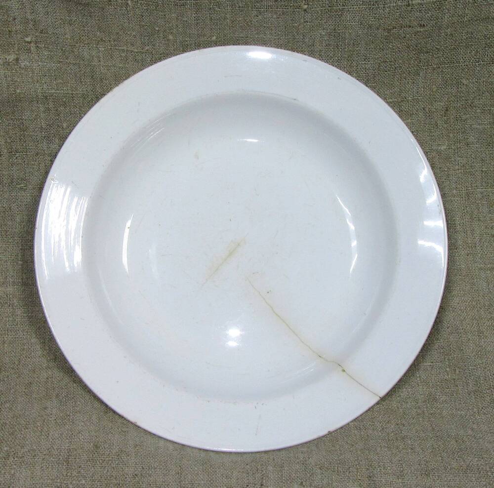 Тарелки фарфоровые белые (одна глубокая, две мелкие) производства фабрики М. С. Кузнецова