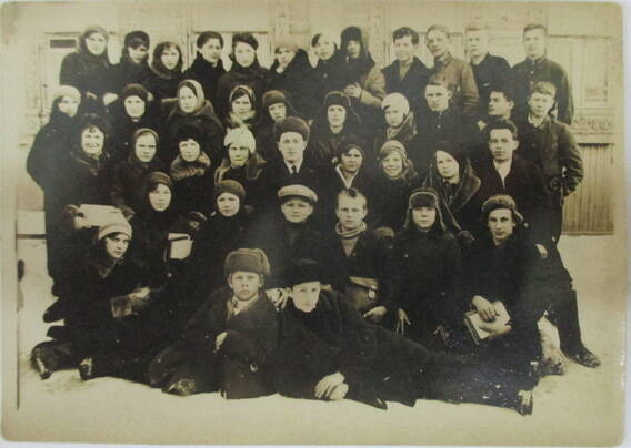 Фотография. На снимке ученики Краснобаковской школы с педагогами.