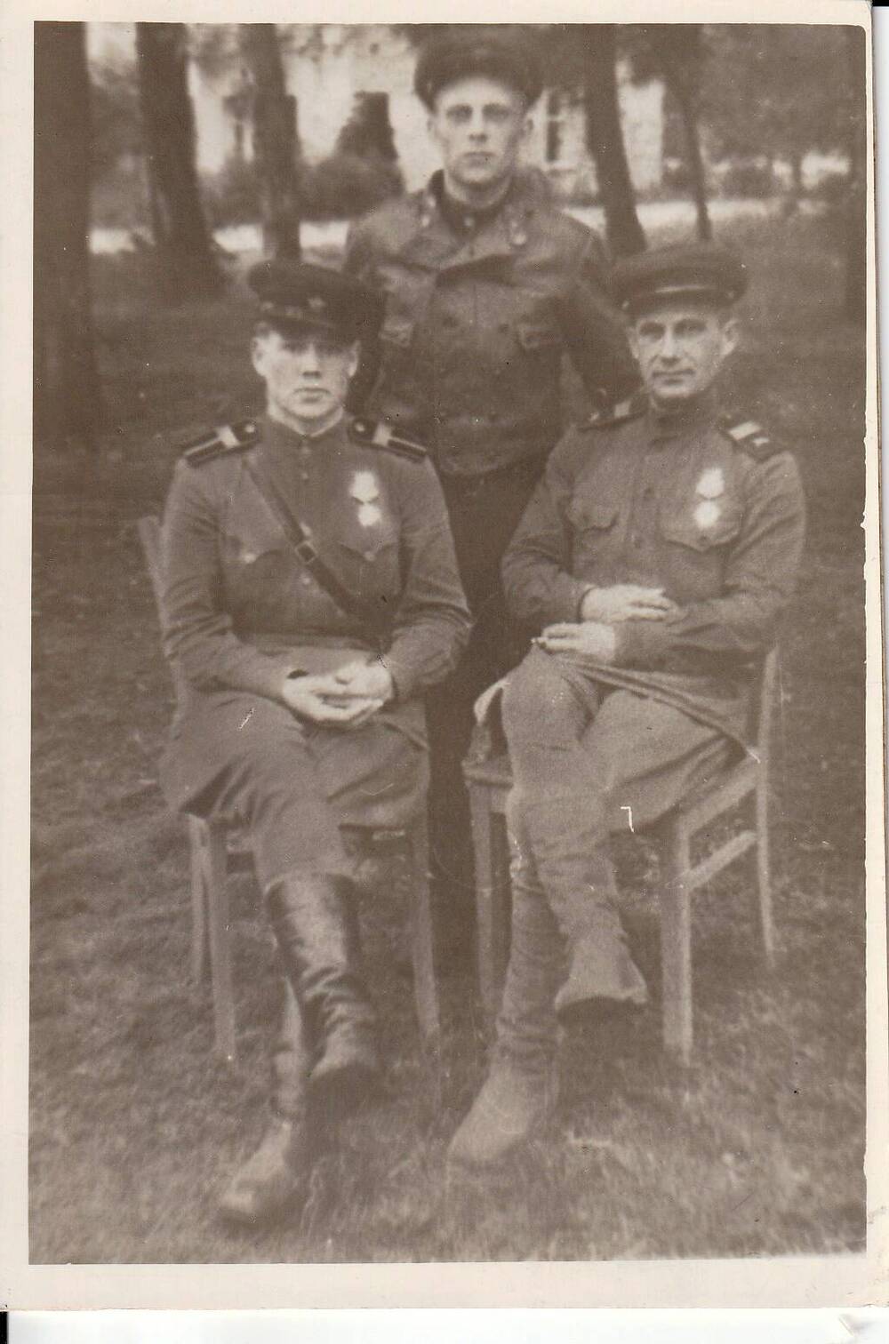 Фотография Моисеева Михаила Ильича (сидит слева) с боевыми товарищами. Польша, 1945 г.