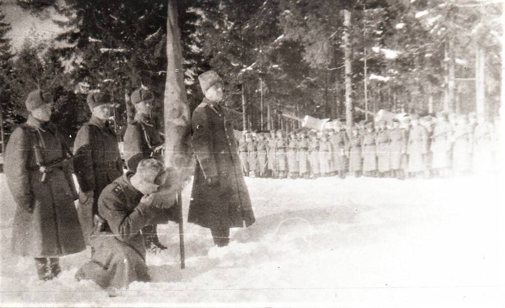 Фотография сюжетная. Гвардии майор Осипов целует гвардейское знамя в момент принятия присяги.