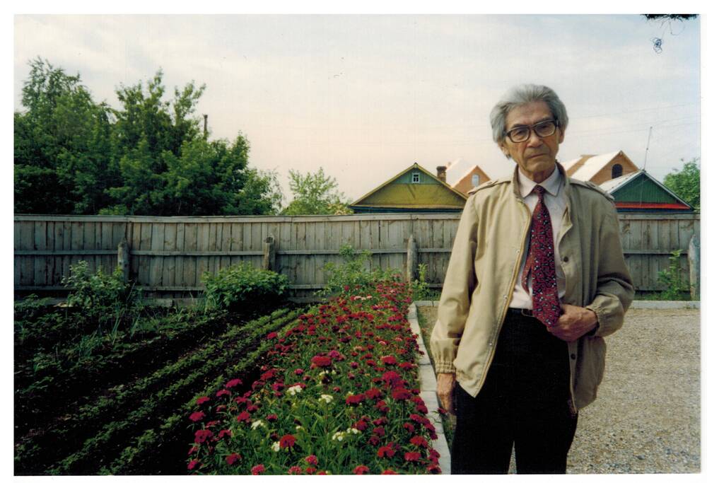 Цветное фото. Ахияр Хакимов в Давлеканово. Июнь 1997г.