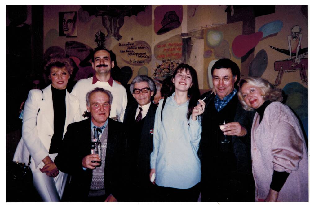 Цветное фото. А.Х.Хакимов среди коллег на праздновании Дня Защитника Отечества. 1997г.