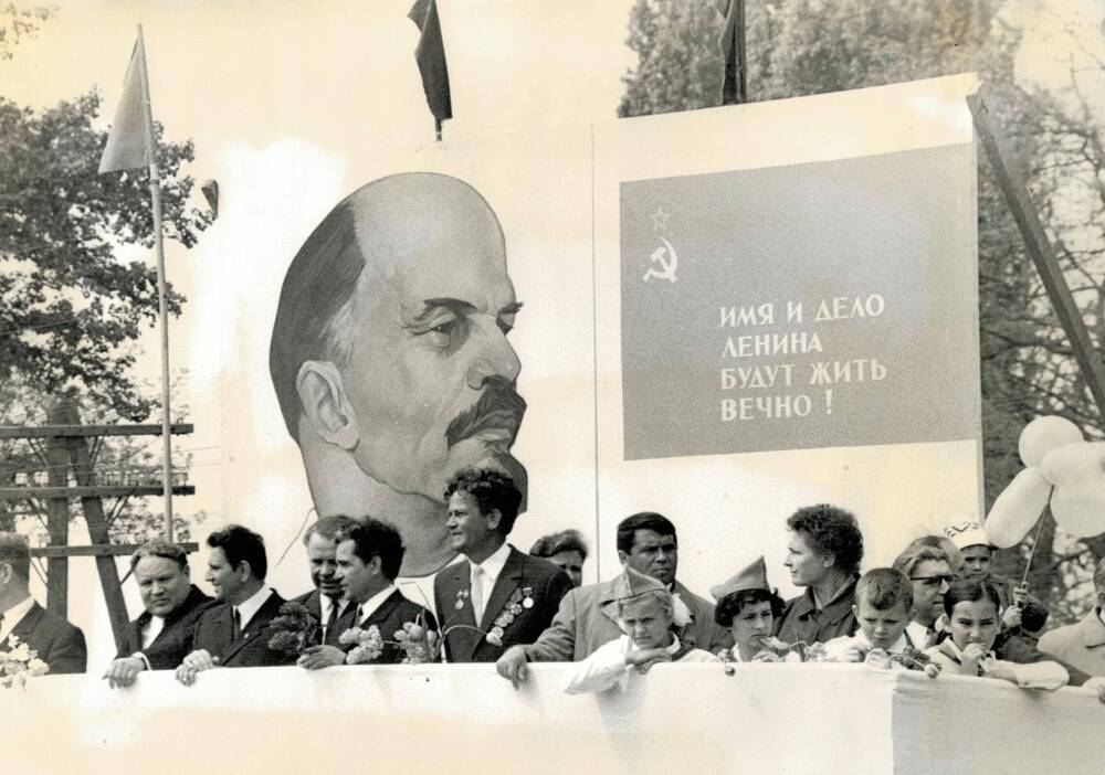 Фотография из фотогазеты «Луч» колхоза «Кавказ» 1 Мая 1972 года.  Торжественно звучит музыка на площади имени Революции.