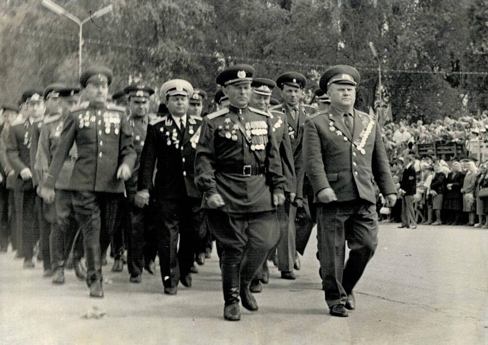 Фотография из фотогазеты «Луч» колхоза «Кавказ» 1 Мая 1972 года.  Торжественно звучит музыка на площади имени Революции.