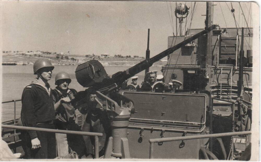 Фото. Зинченко П. И. (1-й слева) на боевом посту, 20.05.1945 г.