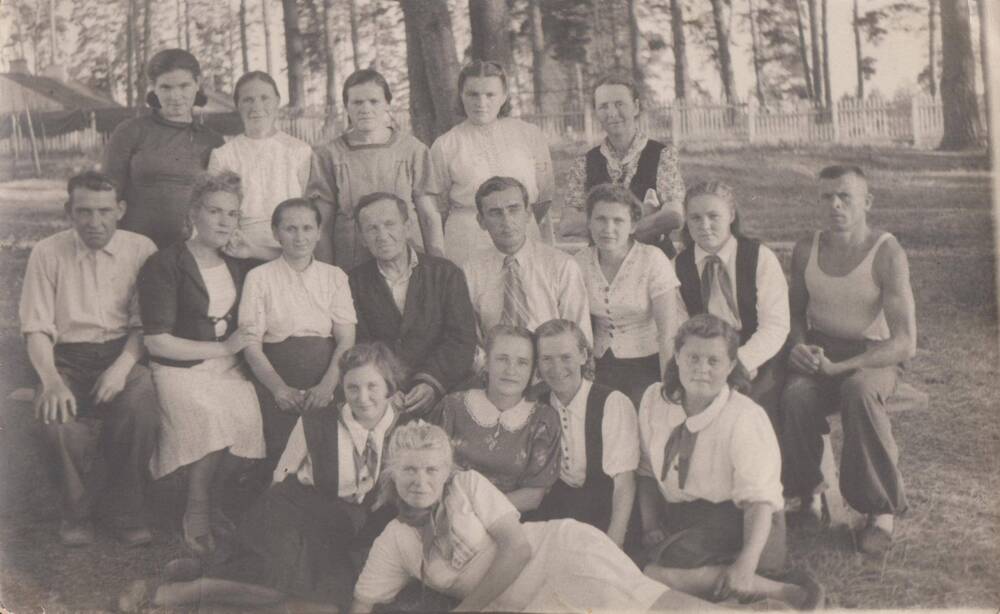 Фото: Сотрудники послевоенного пионерского лагеря в Людинове
