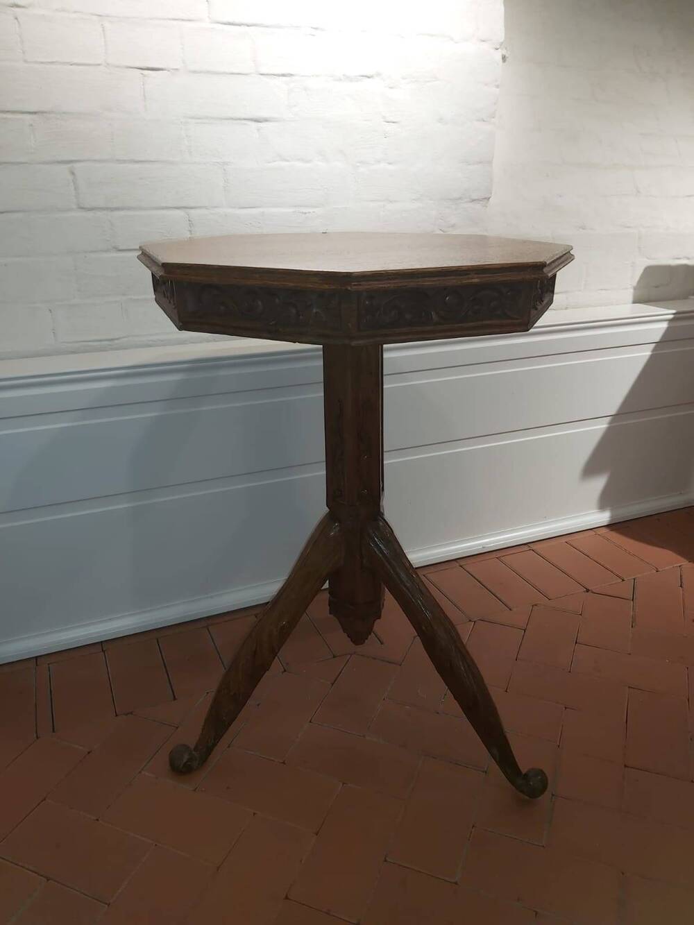 Стол восьмигранный на столбе с 3 ножками