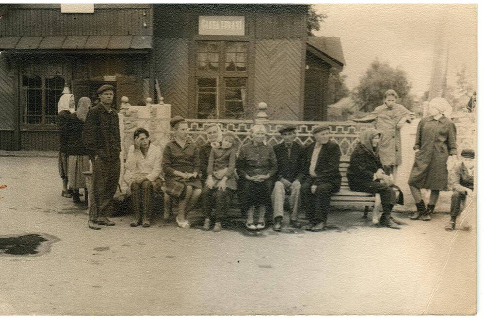 Фотография. здание ж\д вокзала станции Большая речка.