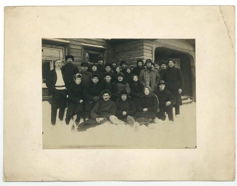 Группа сотрудников и заключенных Соловецкого лагеря особого назначения. Фотография.