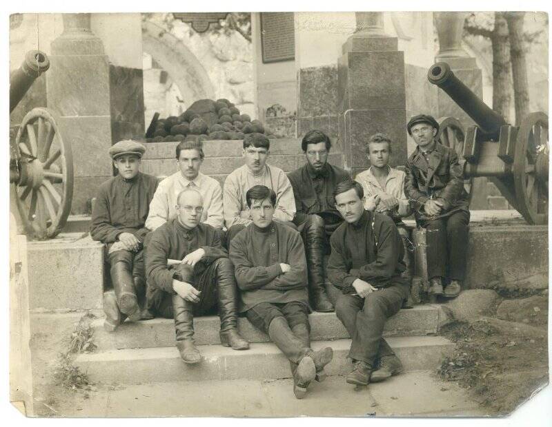 Группа заключенных Соловецкого лагеря особого назначения на ступенях Царской колокольни. Фотография.