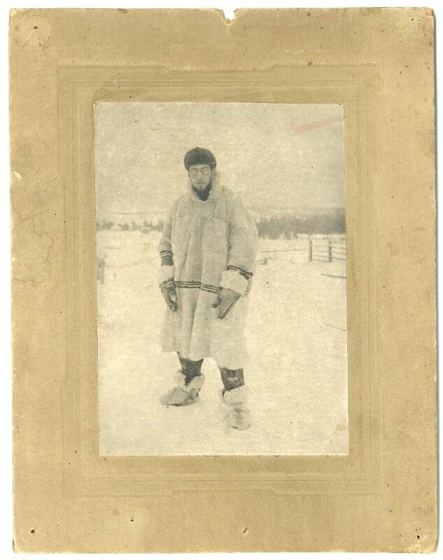 Коганов Даниил Яковлевич в традиционной поморской зимней одежде. Фотография.