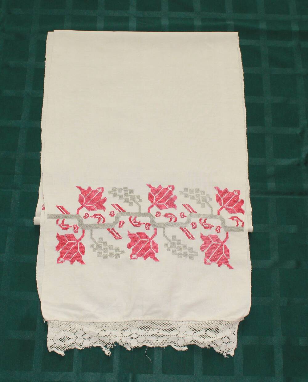 Полотенце – рушник с вышивкой «Розы» и кружевной вставкой