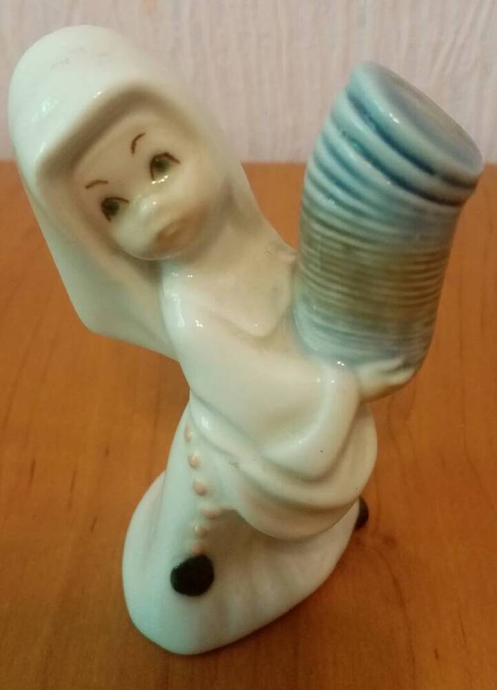Фарфоровая статуэтка Девушка-монахиня