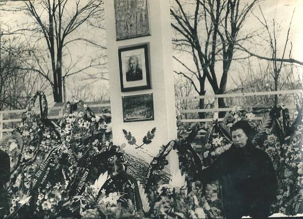 Фотография. Леонова Евгения Ивановна у могилы мужа., г. Иман март 1969 г.