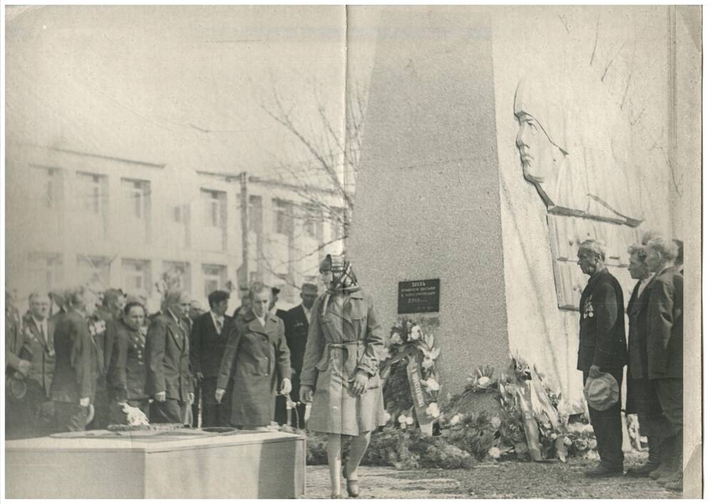 Фотография. День Победы у памятника ВОВ. 80-е годы.