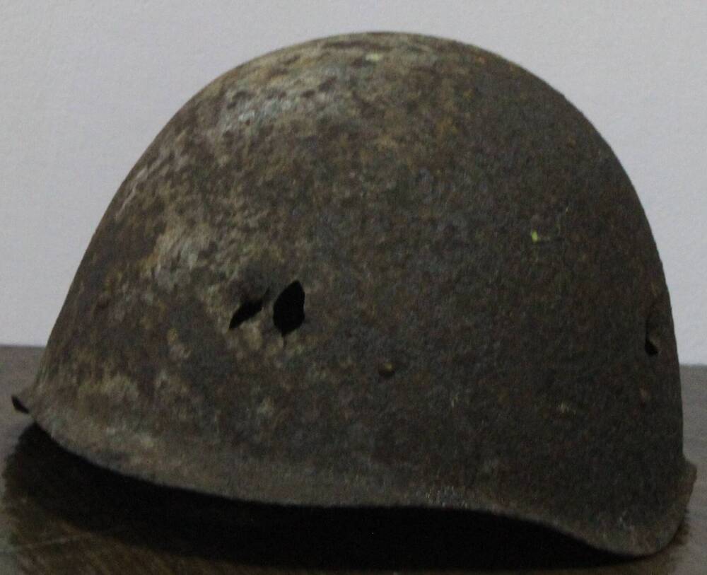 Шлем  стальной образца 1940 г. советского солдата, пробит пулей.