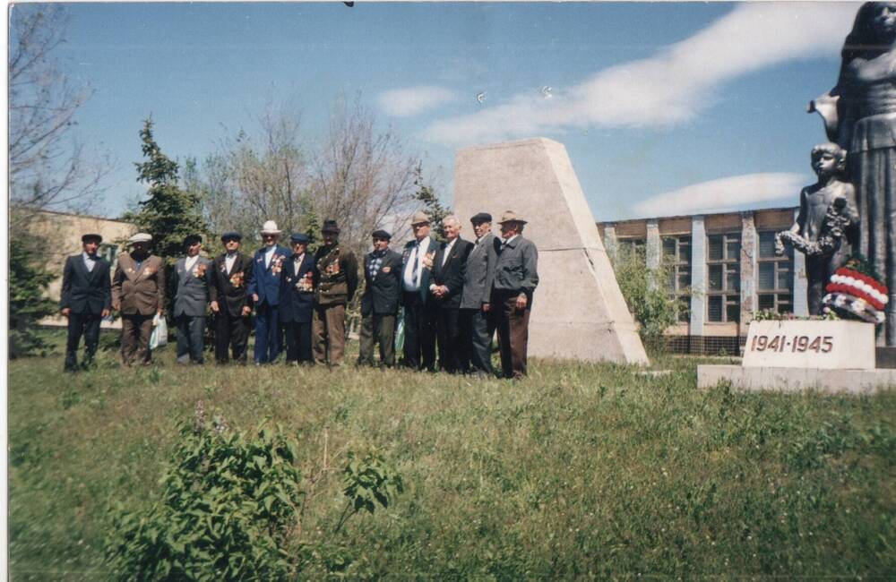 Фото групповое. Ветераны ВОв 1941-45 гг. ст. Арчединской, 2003 г.