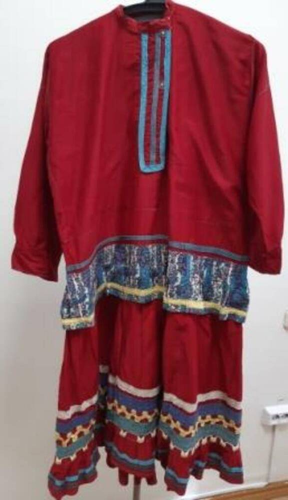 Платье национальное марийское красное.