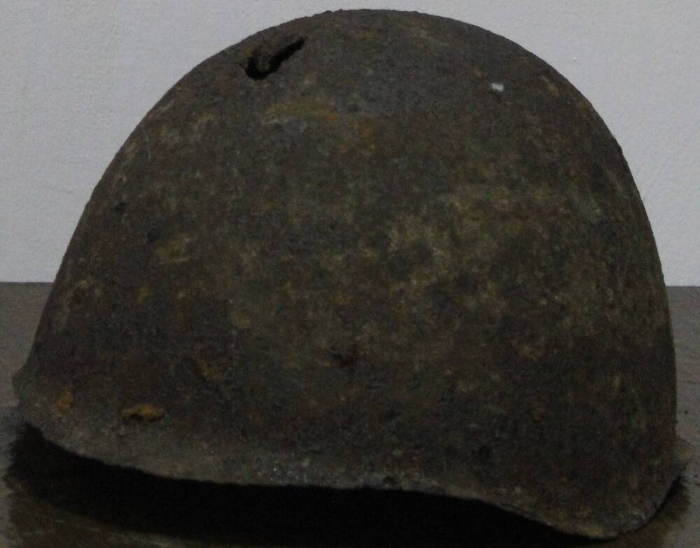Шлем  стальной  советского солдата, пробит пулей, образца 1940 г.