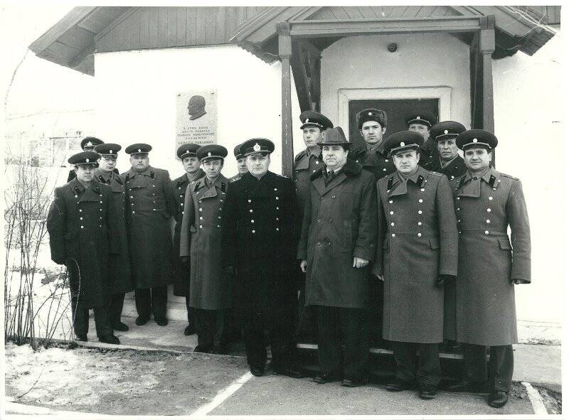 Фотография. Группа офицеров у Дома-музея С.П. Королёва на космодроме Байконур