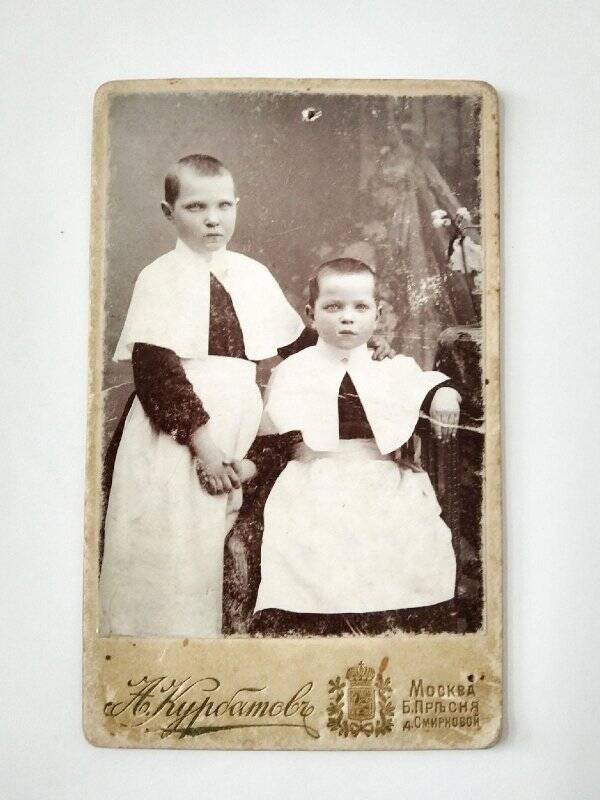 Фотография черно-белая, изображены две девочки: Анюта и Лиза Девятых.