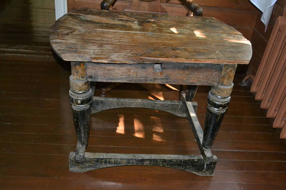 Мебель. Стол старинный, деревянный с точеными ножками.
