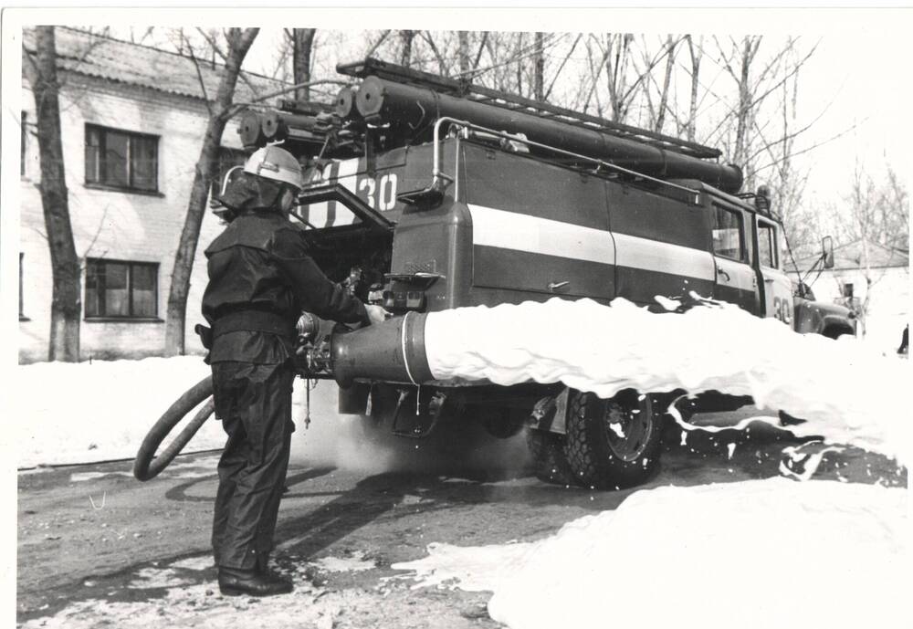 Фото. Проверка работы пожарного ствола. ПЧ-30, 1990-е гг.