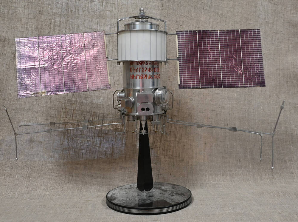 Сувенир. Макет 1-го болгарского искусственного спутника Земли «Интеркосмос-Болгария-1300-Интеркосмос», запущенного 7 августа 1981 г. с космодрома Плесецк. 